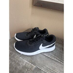 Nike Women’s Tanjun Black Running Shoes Sneakers Size 7